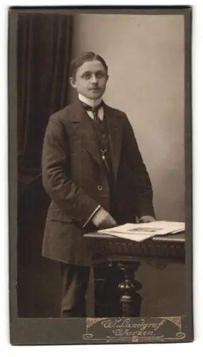 Fotografie W. Landgraf, Wurzen, eleganter Herr in Anzug