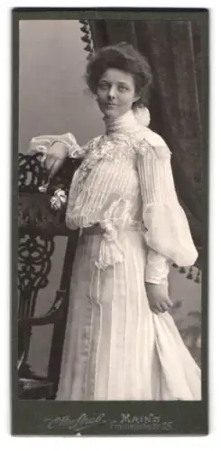 Fotografie Otto Strub, Mainz, Frauenlobstrasse 25, Frau in elegantem Kleid