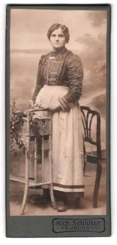 Fotografie Rich. Schlüter, Neuburg a. D., Stehende Frau in traditioneller Kleidung
