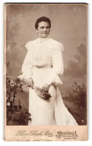 Fotografie Herm. Lindenberg, Dresden, Waisenhausstrasse 38, Dame im weissen Kleid mit Blumenstrauss