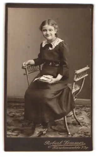 Fotografie Robert Sommer, Fürstenwalde, Müncheberger Str. 9, Porträt einer sitzenden jungen Frau
