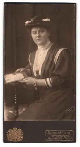 Fotografie Albin Meiche, Annaberg, Zickzackpromenade, Frau mit Buch