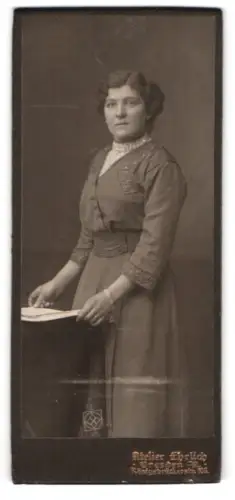 Fotografie Franz Ehrlich, Dresden, Königsbrückerstrasse 105, Frau in historischer Kleidung