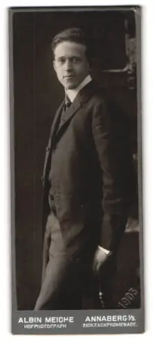 Fotografie Albin Meiche, Annaberg, Zickzackpromenade, Porträt eines Mannes im Anzug