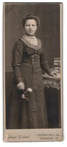 Fotografie Ernst Oehme, Freiberg, Bahnhoftstr. 18, Dame mit Rose am Tisch