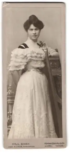 Fotografie Paul Bark, Frankenhausen, Frau lehnt an einem Stuhl