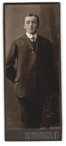 Fotografie Max Seifert, Freiberg, Poststrasse 11, Eleganter junger Mann in Anzug