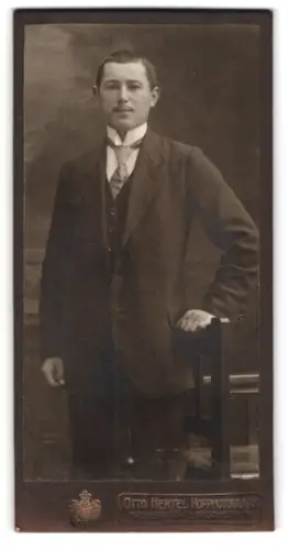 Fotografie Otto Hertel, Freiberg, Erbische-Str. 11, Porträt eines Herrn im Anzug