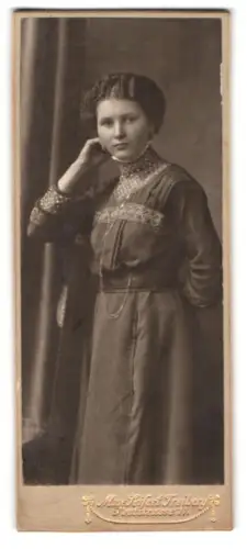 Fotografie Max Seifert, Freiberg, Poststrasse 17, Porträt einer elegant gekleideten Frau