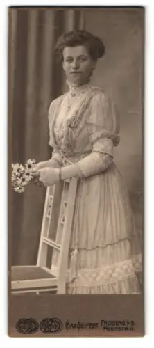 Fotografie Max Seifert, Freiberg, Poststrasse 11, Dame mit Blumenstrauss