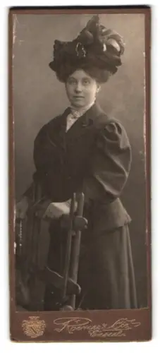 Fotografie Roemer & Co., Cassel, Hohenzollernstrasse 96, Elegante Dame mit beeindruckendem Hut