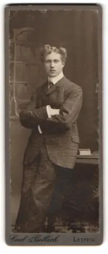 Fotografie Carl Bellach, Leipzig, Gellertstrasse 12, Eleganter junger Mann im Anzug