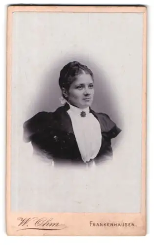 Fotografie W. Ohm, Frankenhausen, Schützenpromenade, Porträt einer Frau in eleganter Kleidung