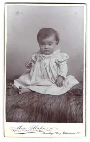Fotografie Max Stahns, Annaberg, Karlsplatz 3, Kind in weissem Kleid