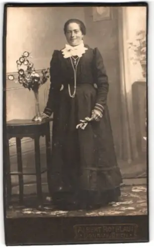 Fotografie Albert Rothlauf, Donauwörth, Dame neben einem Blumenarrangement