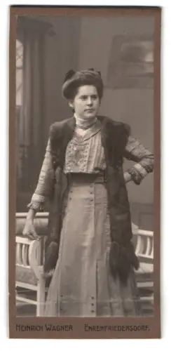 Fotografie Heinrich Wagner, Ehrenfriedersdorf, Chemnitzerstrasse, elegante Dame im Atelier