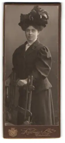 Fotografie Roemer & Cie, Cassel, Hohenzollern Strasse 96, Dame mit elegantem Hut