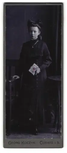 Fotografie Georg Koczyk, Coswig, Jugendliche mit Buch