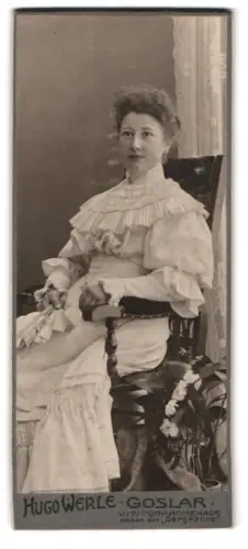 Fotografie Hugo Werle, Goslar, Vititorpromenade, Porträt einer Dame im viktorianischen Kleid