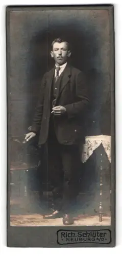 Fotografie Rich. Schlüter, Neuburg, Stehender Herr mit Anzug