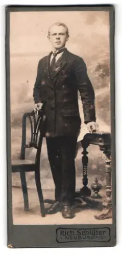 Fotografie Rich. Schlüter, Neuburg a. D., Porträt eines eleganten Herrn