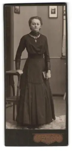 Fotografie C. Grosser, Limbach, Marktstrasse, Jugendliche in eleganter Pose