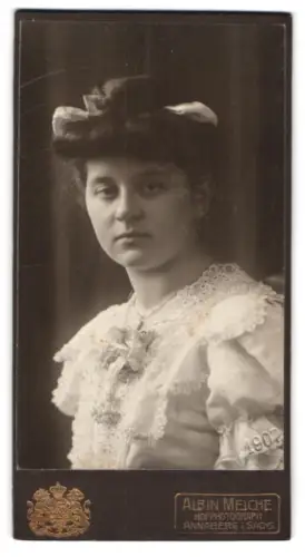 Fotografie Albin Meiche, Annaberg i. Sa., Zickzackpromenade, Porträt einer jungen Frau