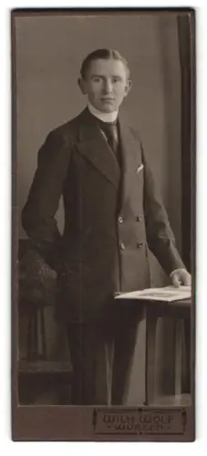 Fotografie Wilh. Wolf, Wurzen, Lange Strasse 9b, junger Mann in Anzug
