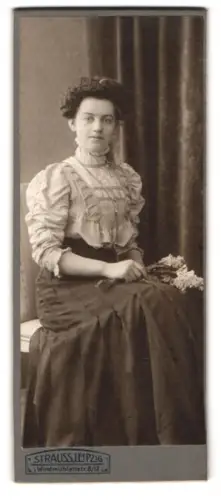 Fotografie Strauss, Leipzig, Windmühlenstr. 8/12, Frau mit Blumenstrauss