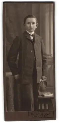 Fotografie Wilh. Wolf, Wurzen, Nordstr. 7, Porträt eines Jungen mit Schülermütze