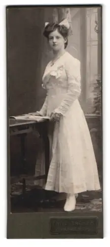 Fotografie Fritz Hacker, Annaberg, Carlsplatz 3, Junge Frau in elegantem Kleid