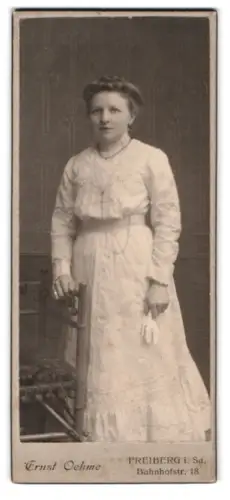 Fotografie Ernst Oehme, Freiberg i. Sa., Bahnhofstr. 18, Frau in elegantem Kleid