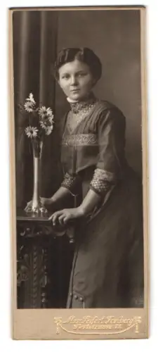 Fotografie Max Seifert, Freiberg, Poststrasse 11, Dame mit Blumenstrauss