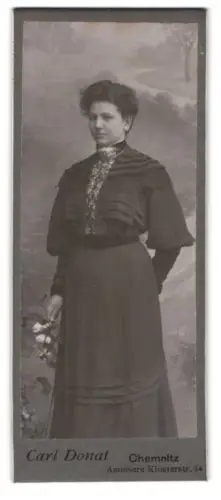 Fotografie Carl Donat, Chemnitz, Aeussere Klosterstr. 34, Porträt einer Dame mit Blumen