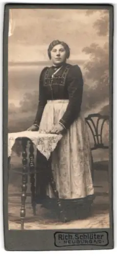 Fotografie Rich. Schlüter, Neuburg a. D., Frau in traditioneller Tracht