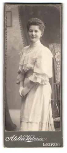 Fotografie Atelier Victoria, Leipzig, Elegante Dame in weissem Kleid