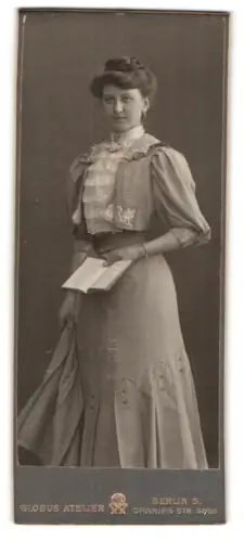 Fotografie Globus Atelier, Berlin, Oranien Str. 52/55, Porträt einer Dame mit Buch