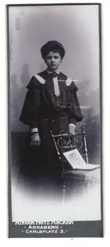 Fotografie Atelier Fritz Hacker, Annaberg, Carlsplatz 3, Junge Frau stehend mit Stuhl