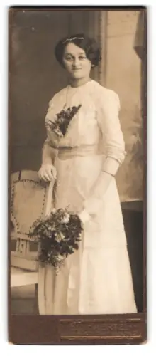 Fotografie Eli Haertel, Limbach, Helenen-Strasse 37, Dame in elegantem weissen Kleid mit Blumenstrauss