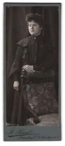 Fotografie H. Föppel, Annaberg, Gr. Kirchgasse 5, Dame in eleganter Pose