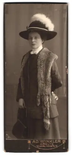 Fotografie Ad. Winkler, Görlitz, Berlinerstr. 12, elegante Dame mit Federhut