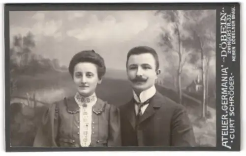 Fotografie Curt Schröder, Döbeln, Zwingerstrasse 33, Paarporträt vor malerischem Hintergrund