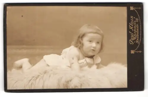 Fotografie Paul Klaus, Chemnitz, Reitbahnstrasse 18, Kleinkind auf flauschigem Fell