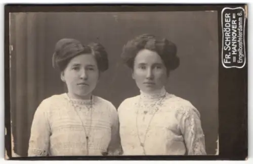 Fotografie Fr. Schröder, Hannover, Engelbostelerdamm 6, Porträt zweier Frauen in Spitzenkleidern