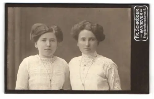 Fotografie Fr. Schröder, Hannover, Engelbosteler Damm 6, Zwei Frauen in eleganter Kleidung