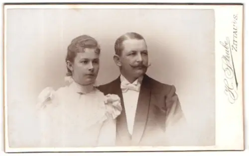 Fotografie H. Strube, Zittau, Lessingstr. 14, Porträt eines Paares