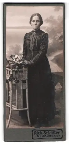 Fotografie Rich. Schlüter, Neuburg a/d, Porträt einer Frau am Tisch