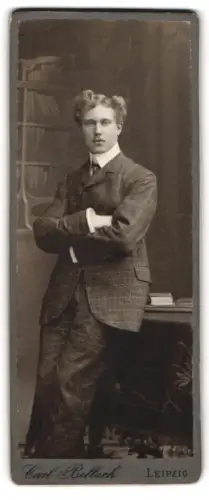 Fotografie Carl Bellach, Leipzig, Gellertstrasse 12, Porträt eines jungen Mannes