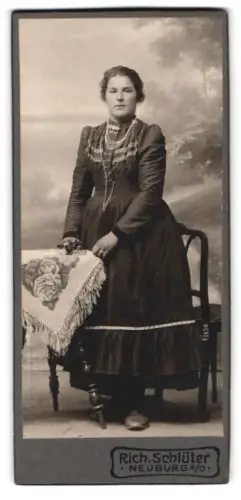 Fotografie Rich. Schlüter, Neuburg a.D., Portrait einer Dame