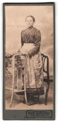 Fotografie Rich. Schlüter, Neuburg an der Donau, Porträt einer Frau im traditionellen Kleid